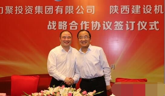 近日，陜建機(jī)械與安徽力聚簽訂戰(zhàn)略合作協(xié)議，陜建機(jī)械董事長楊宏軍，副總經(jīng)理、營銷總監(jiān)賀衛(wèi)東，安徽力聚投資集團(tuán)董事長宋執(zhí)壽，黨支部書記陳邦勤以及安徽潤路公司總經(jīng)理杜永龍等單位領(lǐng)導(dǎo)出席了會(huì)議