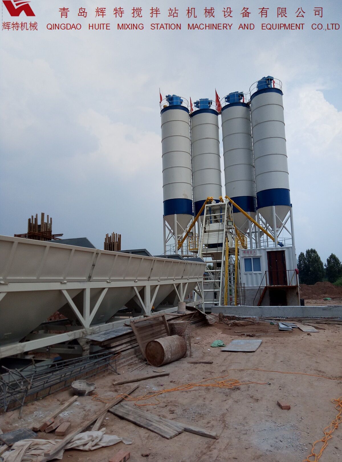 輝特攪拌站HZS75特別適合于干硬性、半干硬性混凝土的生產(chǎn)